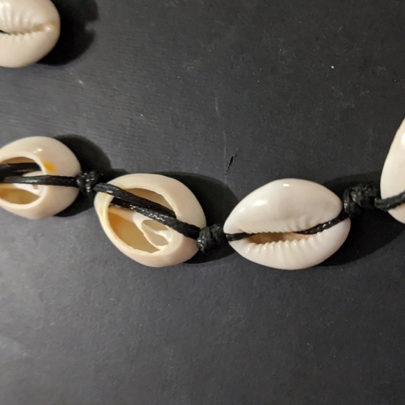 Natural Sea Shell Cowrie Shell Puka Beaded Slide Knot Style Statement Necklace - Picture 4 of 4